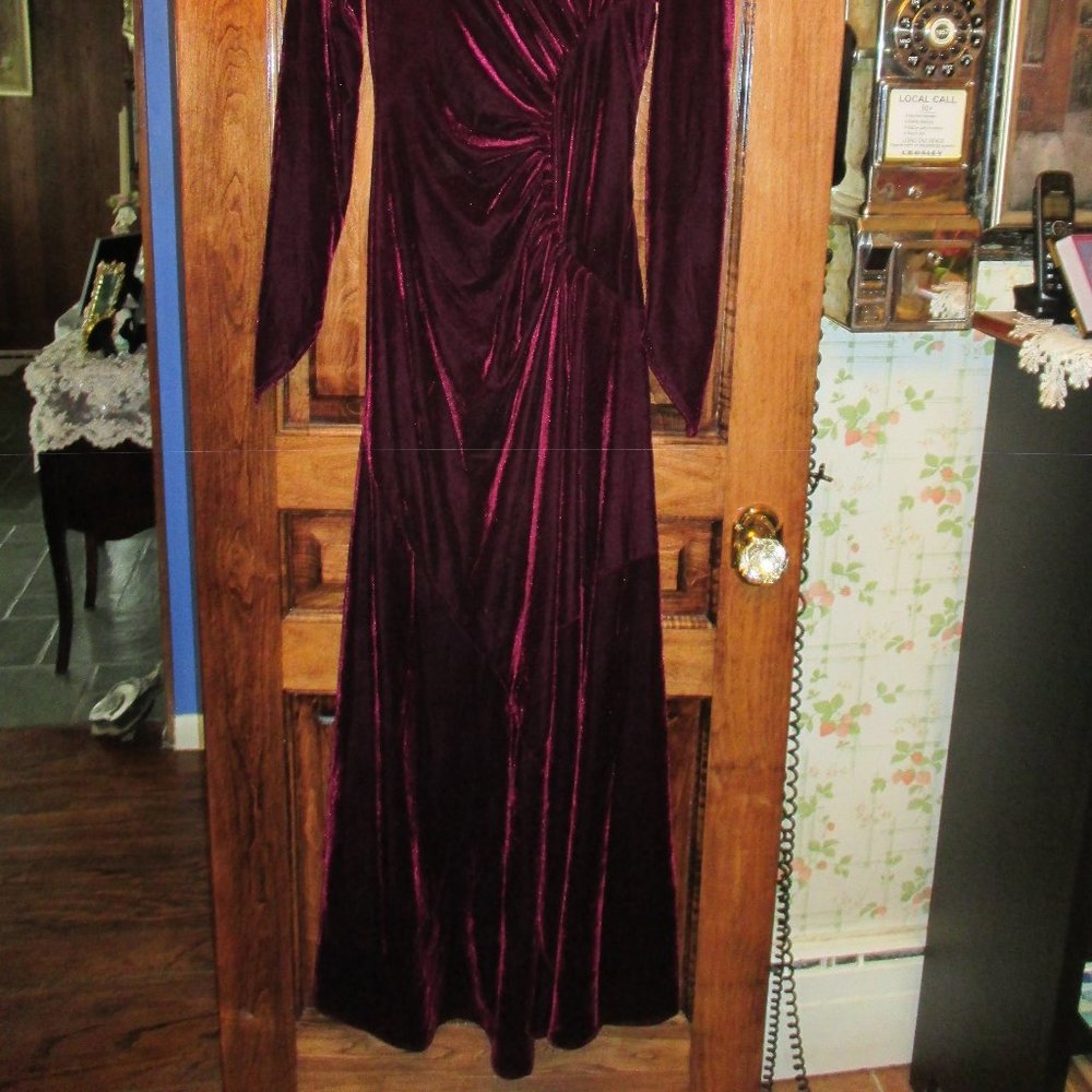 Pyramid Collection Gown - Picture 6 of 6